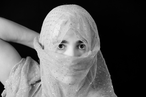 遮面纱的美女黑白摄影图片